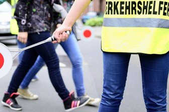 Schulanfang von Freiberg bis Rochlitz: So gelingt der sichere Schulweg - Sicher über die Straße: In einigen Kommunen sind Verkehrshelfer oder Schulbusbegleiter im Einsatz, um Gefahrenstellen zu entschärfen. Schülerlotsen sind in Mittelsachsen dagegen Mangelware.