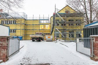Schulausbau in Zeiten des Geburtenknicks: Warum dieses Projekt im Erzgebirge Sinn macht - Das Baugerüst steht: Das ESZ in Leukersdorf bekommt eine zusätzliche zweite Etage.