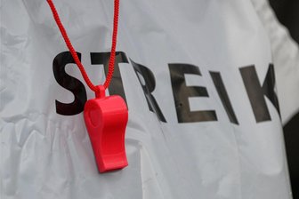 Schulausfall durch Lehrer-Warnstreik am Dienstag in Sachsen - was Eltern und Lehrer wissen müssen - Für Dienstag haben die Gewerkschaft Erziehung und Wissenschaft (GEW) und der Sächsische Lehrerverband einen ganztägigen Warnstreik der angestellten Lehrkräfte in Südwestsachsen angekündigt.