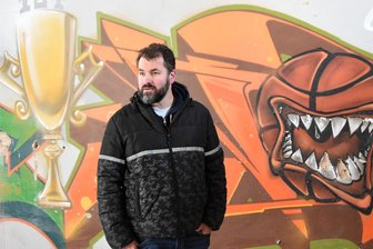 Schulbesuch nach 27 Jahren – früherer Schüler erinnert sich an die einstige Förderschule Chemnitz-Markersdorf - Ronny Glombitza-Gründel sieht nach 27 Jahren die Schule wieder, die er in den 1990er-Jahren besuchte.