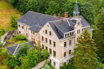 Schulbrache könnte schneller abgerissen werden als gedacht - Die Schule Oberneuschönberg steht bereits seit Jahren leer. 
