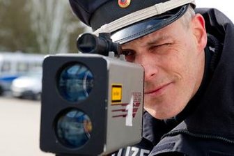 Schulbus in 30er-Zone zu schnell -