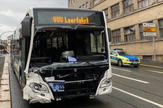 Schulbus stößt mit Transporter in Reichenbach zusammen: Kinder im Krankenhaus - Der Bus ist nach dem Unfall nicht mehr fahrbereit gewesen.