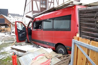 Schulbus-Unfall in Kirchberg: Kleinbus mit sieben Schülern kracht in Unterstand - Der Schulbus überfuhr vom Schießhausberg kommend die Wiesener Straße, wo er in einen Unterstand krachte.