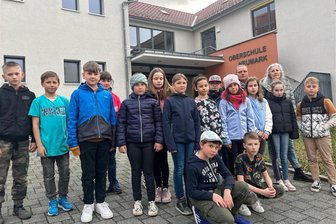 Schulbus-Zoff in Neumark: Darum gehen Eltern auf die Barrikaden - Die Mütter Antje Creutziger und Antje Spieske (rechts hinten) mit einigen künftigen Fünftklässlern vor der Neumarker Oberschule. Der Vogtlandkreis will die Kosten für deren Transport nach Neumark im neuen Schuljahr nicht mehr finanziell tragen. Dagegen wehren sich die Eltern.
