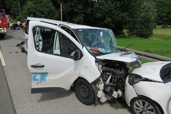 Schulbusfahrer betrunken: Sieben Verletzte bei schwerem Unfall - Bei einem schweren Verkehrsunfall auf der Kirchberger Straße mit einem Schulbus (links) zwischen Wilkau-Haßlau und dem Kirchberger Ortsteil Cunersdorf sind am Dienstagnachmittag drei Menschen schwer verletzt worden.