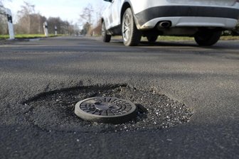 Schulbusse durch Neumark fahren ab Montag Umleitung - Der Bau der Oberneumarker Straße durch den Vogtlandkreis war eigentlich bereits 2022 geplant. Die Huckelpiste steht seit langem unter Kritik.