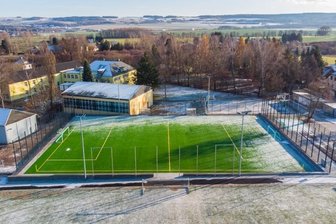 Schulcampus Leukersdorf: Gemeindefinanzierung steht - Schulcampus Leukersdorf: Es gibt eine Weitsprunganlage, einen neuen Kunstrasenplatz (vorn), rechts dahinter ein Basketballfeld. Dahinter soll die Zweifeld-Turnhalle errichtet werden. 