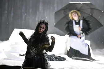 Schuld und Sühne nach dem Amoklauf: Premiere für die Oper „Innocence“ in der Semperoper - Szene aus „Innocence“ mit Venla Ilona Blom als Mahnerin aus dem Totenreich Markéta.