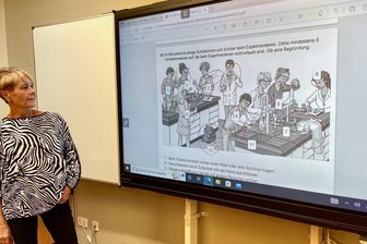 Ines Möbius, Lehrerin für Chemie in Mittweida am Gymnasium "Am Schwanenteich", findet, dass digitale Tafeln das Unterrichten leichter und chicer machen, wie sie sagt.