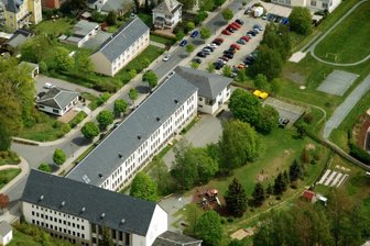 Schule: Elsteraner Rätin kritisiert Schlott - Blick auf den Komplex des Schulzentrums Bad Elster mit den Sportanlagen. 