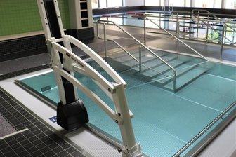 Schule hat endlich ihr neues Schwimmbad - Das Therapiebecken ist mit einem speziellen Lift ausgestattet, damit auch mobilitätseingeschränkte Personen bequem und gefahrlos das Bassin nutzen können. 