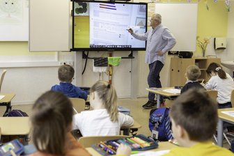 Schule im Erzgebirge feiert Jubiläum – und blickt schon aufs nächste Millionenprojekt - Am Sonnabend ist auch ein Blick in die Klassenzimmer möglich – hier Schulleiter Michael Preißler an einer digitalen Tafel.