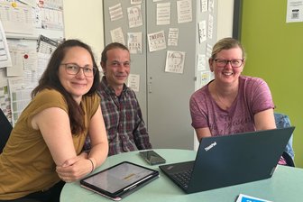 Schule im Erzgebirge führt Praxistag ein: Kein Einzelfall im Kampf gegen Lehrermangel - Das Bildungszentrum „Adam Ries" in Annaberg-Buchholz will im neuen Schuljahr für Acht- und Neuntklässler einen wöchentlichen Praxistag einführen. Vorbereitet worden ist das unter anderen von Schulleiterin Claudia Päckert, Praxisberater Jörg Nestler und Schulassistentin Monika Schneider (v. l.).