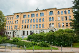 Schule im Erzgebirge öffnet Türen für Volkshochschulkurse - An der Oberschule Schönheide will die Volkshochschule Kurse anbieten.