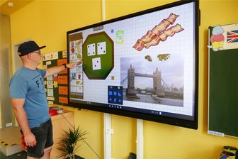 Schule im Erzgebirge sieht nach drei Jahren erstmals wieder Schüler - Im Englisch-Zimmer der Großolbersdorfer Grundschule testet IT-Fachmann Heiko Hoba nach der Einrichtung die neue digitale Tafel.