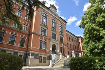Schule im Vogtland: Firma kündigt die Essenausgabe - was nun? - Ab April übernimmt am Julius-Mosen-Gymnasium Oelsnitz eine neue Firma die Essenausgabe.