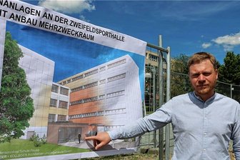 Schule in Pausa bekommt eine eigene Mensa - So soll der Anbau an der Pausaer Schule aussehen, wie Bürgermeister Michael Pohl (CDU) zeigt.