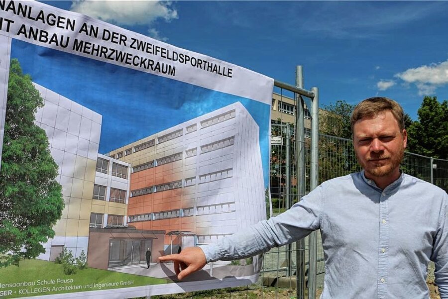 Schule in Pausa bekommt eine eigene Mensa - So soll der Anbau an der Pausaer Schule aussehen, wie Bürgermeister Michael Pohl (CDU) zeigt.