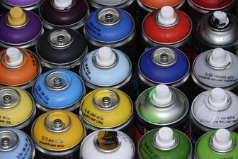Schule in Plauen mit schwarzen Graffiti besprüht - Graffiti haben Unbekannte an einer Schule in Haselbrunn hinterlassen.