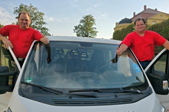Schule, Lehre, Armee, Firma: die unzertrennlichen Zwillinge von Crimmitschau - Die Zwillinge Thomas und Thilo Besser (r.) haben sich vor 25 Jahren selbstständig gemacht. Auf ihre Dachdeckerfirma sind die Crimmitschauer stolz. Nun werden sie geehrt: In Frankenberg erhalten beide den Silbernen Meisterbrief.
