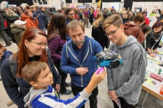 Schule nach Corona: Was Eltern wichtig ist - Conny Glowa mit ihrem Sohn Emil am Stand der Oberschule "Am Flughafen" im Gespräch mit Lehrer Dieter Kunz und Schüler Nico Herrmann 