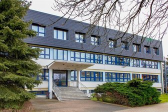 Schule nach positivem Corona-Test geschlossen - Das Regenbogen-Gymnasium in Augustusburg bleibt nach dem positivenCorona-Test bei einer Lehrerin zunächst bis Mittwoch geschlossen.