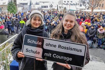 Schule ohne Rassismus: Schüler geben eindeutiges Votum ab - Marlene Jakob (links) vom Netzwerk "Schule ohne Rassismus - Schule mit Courage" und Schülersprecherin Luisa Renatus mit einer der Plaketten die am Mittwoch vor der versammelten Schülerschaft an das Lessing-Gymnasium Hohenstein-Ernstthal übergeben wurden.