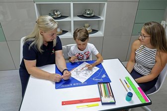 Schule? Schafft Till mit links - Ergotherapeutin Simone Grundt (links) verhilft Till zur richtigen Stifthaltung. Mutter Anita Buchhhold möchte ihrem Sohn durch die Ergotherapie den Schulstart erleichtern.