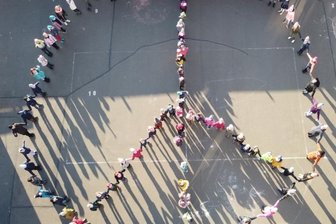 Schule setzt Zeichen für Frieden -