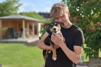 Schule, Stress, Selbstfindung: Wie ein 17-Jähriger sein vorletztes Schuljahr an einem Gymnasium im Erzgebirge erlebt - Steven Gläser mit Buddy, einem Jack-Russel-Mix, der schon viele Jahre zur Familie gehört.