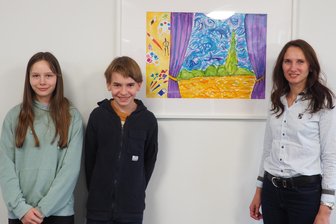 Schule trifft Amt: Kreativprojekt bringt frischen Wind ins Finanzamt Mittweida - Sophie Knoblauch, Konstantin Höber und Anastasiia Tykhostup vor ihrem Gemälde.