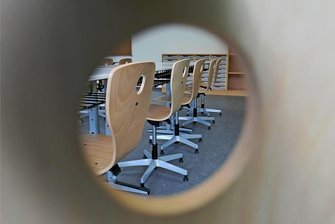 Schule zu - was nun? So ist die Notbetreuung in Sachsen geregelt - Wegen Corona-Infektionen bleibt auch in Sachsen so manches Klassenzimmer leer.