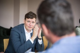 Schule zwischen Bullerbü und Engpass: Bei Ministerbesuch im Erzgebirge treffen Welten aufeinander - Der Kultusminister Sachsens, Conrad Clemens (l.), traf in Stollberg unter anderem auf Steffen Wurm. „Das Verschieben von Lehrern stopft ein Loch, reißt aber woanders eines“, kritisiert der Schulleiter.