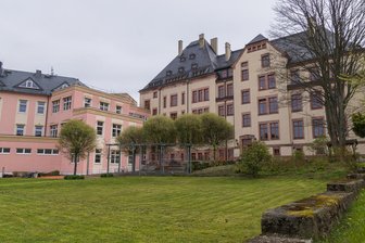 Schulerweiterung in Falkenstein steht bevor: Was mit dieser Wiese passiert - In das Falkensteiner BSZ Anne Frank soll die Außenstelle einer Plauener Schule ziehen.