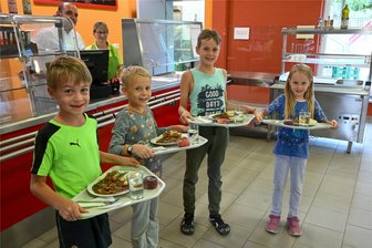 Schulessen für 1,75 Euro an Privatschule in Chemnitz – ein Konzept auch für andere Einrichtungen? - Den Hortkindern Tizian, Theodor, Leonard und Emilia (v. l. n. r.) schmeckt das Essen in der Waldorfschule. Sie gehen wie die meisten ihrer Mitschüler regelmäßig essen.