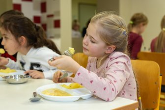 Schulessen für 3,20 Euro: Kantinen im Vogtland zeigen, wie es geht - Senfeier mit Kartoffeln schmecken Zoé gut. Das warme Mittagessen für Treuener und Thoßfeller Schüler ist seit diesem Schuljahr bezahlbarer für Eltern geworden. Der Schulverband Treuener Land hilft und übernimmt Kosten.
