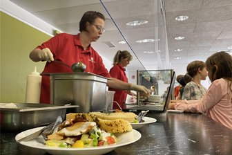 Schulessen kostet in Chemnitz schon 5 Euro - in Berlin ist es kostenlos - Ausgabe von Schulessen in eine Kantine in Chemnitz. Die warme Mahlzeit wird immer teurer.