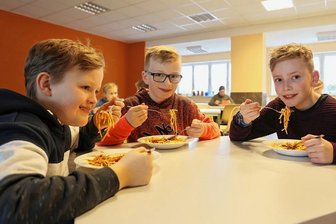 Schulessen teurer: Gut ein Drittel weniger Grundschüler essen mit - Die Grundschüler Lennert (10), Paul (10) und Oskar (9, v. l.) lassen es sich schmecken. Seit der Preiserhöhung gibt es auch Kinder, die nur an bestimmten Tagen mitessen, andere haben sich ganz verabschiedet. 