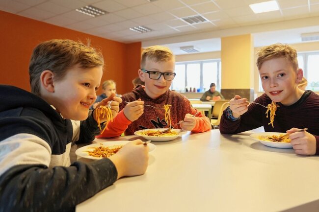 Schulessen teurer: Gut ein Drittel weniger Grundschüler essen mit - Die Grundschüler Lennert (10), Paul (10) und Oskar (9, v. l.) lassen es sich schmecken. Seit der Preiserhöhung gibt es auch Kinder, die nur an bestimmten Tagen mitessen, andere haben sich ganz verabschiedet. 