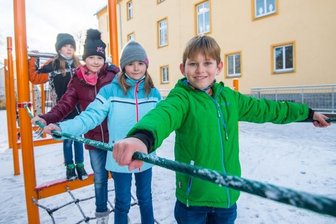 Schulhof lädt zur Pause ein -