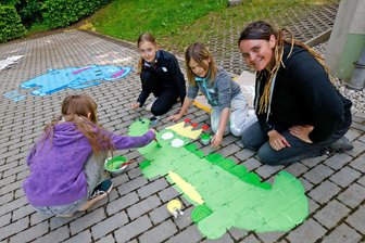 Schulhofgraffiti in St. Egidien sorgen nicht für Ärger, sondern für Freude - Birgit Koniczek hat die kreativen Grundschüler angeleitet.