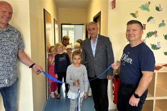 Schulhort in Elsterberg nach Sanierung voll belegt: Ein Grund zur Freude und zwei Sorgenkinder - Eröffnung des neuen Obergeschosses im Hort im Beisein von Stadträten und Bürgermeister Axel Markert