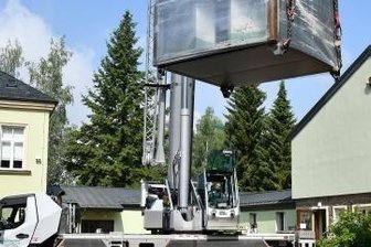 Schulidee findet Anklang - seit 20 Jahren - Aktuelles Bauprojekt: Am Dienstag wurden Teile für eine Lüftungsanlage positioniert. 