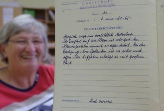 Schuljubiläum lässt viele Erinnerungen wieder aufleben - Zeitzeugin Margitta Ponikau hat den Schülern Erinnerungen an die eigene Schulzeit mitgebracht, darunter ihr Zeugnisheft.