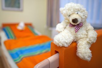 Schuljunge vermisst - Mutter findet ihn unter seinem Bett - 