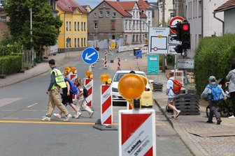 Schulkinder an Zwickauer Baustellen-Ampel gefährdet: „Autofahrer brettern einfach bei Rot durch“ - Eltern und Gert-Fröbe-Grundschule haben aus eigenen Reihen einen Schülerlotsen organisiert, der Schüler über eine nahe Baustellen-Ampel begleitet.