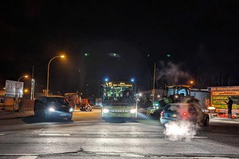 Schulkinder frieren im Erzgebirge in der Kälte - Brief an Protestierende - Bus Linie 415 von Annaberg über Schwarzenberg nach Aue bei der Durchfahrt an einer Blockadestelle in Raschau an der B 101. Dennoch kam es laut RVE besonders im Westerzgebirge zu Behinderungen im Schülerverkehr.