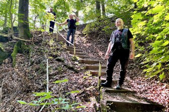 Schulklasse sagt Wandertag ab: Wie gefährlich ist der Wanderweg zur Prinzenhöhle im Hartensteiner Wald? - Die Biker aus dem Erzgebirge am Sonntag auf dem Weg zur Prinzenhöhle im Hartensteiner Wald. Sie finden den Pfad okay.