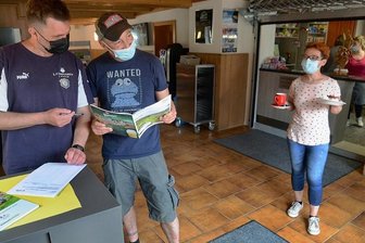 Schulklassen steuern ab Montag den Waldpark Grünheide an - Am Wochenende wurde am Eingang des Waldparks Grünheide das Waldhaus mit Informationszentrum, Cafeteria mit Sonnenterrasse und einem kleinen Innengastrobereich eröffnet. Auch der Tante-Emma-Laden des Waldparks befindet sich jetzt dort. Im Bild schauen sich Peter Merforth, Thomas Gerich und Silke Federau (von links) in dem neu geschaffenen Infopunkt um. Foto: Joachim Thoß